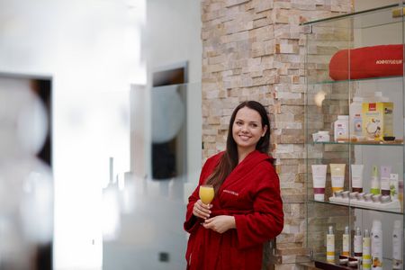 Frau im Bademantel mit Orangensaft in der Hand, Foto: Stadtwerke Herford GmbH, T. Ulonska