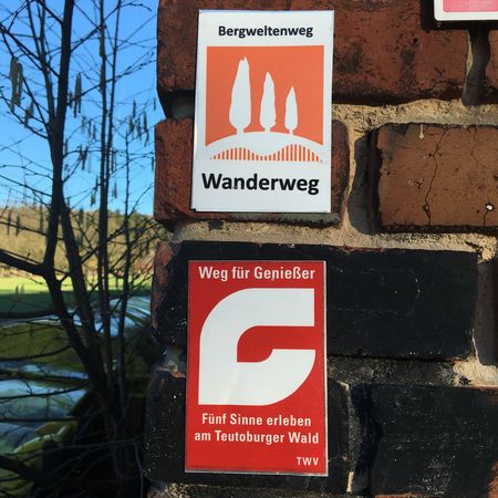 Markierungszeichen an einer Ziegelwand