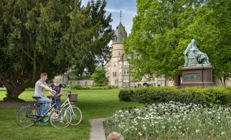 Radfahrer machen Pause im Park von Detmold