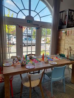 Gedeckter Geburtstagstisch