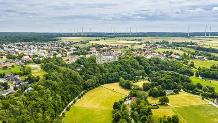Luftaufnahme Wewelsburg in grüner Landschaft