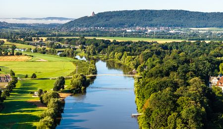 Ausblick auf Weser, im Hintergrund Wiehengebirge mit Kaiser-Wilhelm-Denkmal