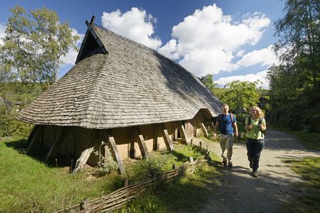 Paar spaziert durch das Archäologischen Freilichtmuseum Oerlinghausen