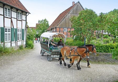 Per Pferdewage durch das Freilichtmuseum, Foto: LWL-Freilichtmuseum Detmold, R. Jähne