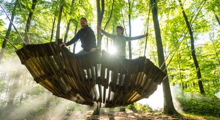 Zwei Personen auf hägendem Kunstobjekt - Nieheimer Kunstpfad