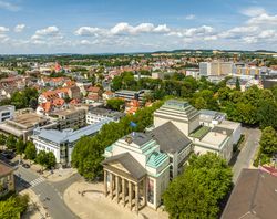 Luftaufnahme von Detmold mit dem imposanten Landestheater und umliegender Stadtarchitektur.
