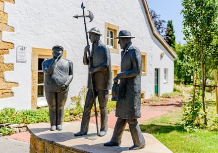 Neujahrssänger: Skulptur mit drei Figuren