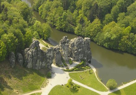 Luftaufnahme: Formation der Externsteine im Teutoburger Wald aus der Vogelperspektive. Foto: Lippe Tourismus-und-Marketing GmbH