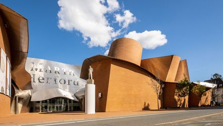 Das Bild zeigt das Museum MARTa Herford mit seiner auffälligen rotbraunen Ziegelfassade und skulpturalen Architektur.