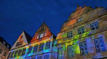 Nachtansichten Bielefeld: Kunstvoll beleuchtete Häuserfassaden