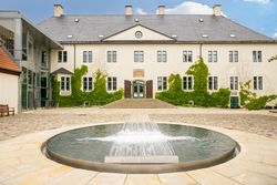 Brunnen vor Schloss Benkhausen