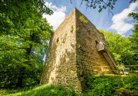 Eckiger Burgturm der Burg Limberg in Preußisch Oldendorf