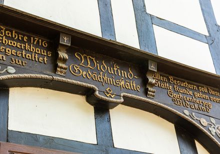 Detailaufnahme einer historischen Fachwerkfassade in Bad Gandersheim mit Inschrift "Widukind-Gedächtnisstätte".