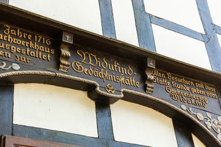 Detailaufnahme einer historischen Fachwerkfassade in Bad Gandersheim mit Inschrift "Widukind-Gedächtnisstätte".