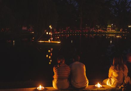 Paar blickt auf Kerzen im Kurpark Bad Salzuflen