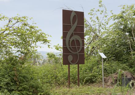 Kunstwerk mit Musiknote auf dem Barntruper Kunstpfad
