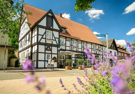 Paar läuft vor Fachwerkhause - Gasthaus Rugge in Herzebrock-Clarholz