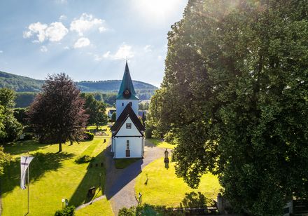 Kapelle neben tausendjähriger Linde in Lügde Elbrinxen