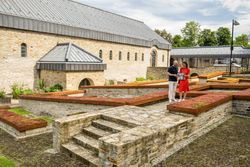 Zwei Personen vor historischem Gebäude, Kaiserpfalz Paderborn