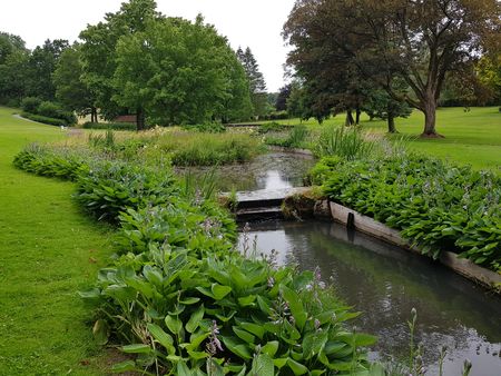 Parkanlage mit Bach in Bad Hermannsborn