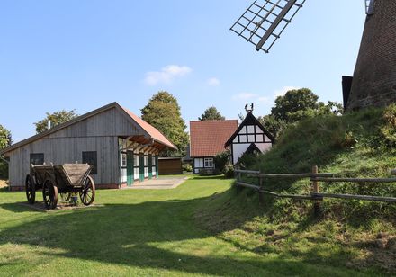 Windmühle Südhemmern mit Fachwerkgebäuden