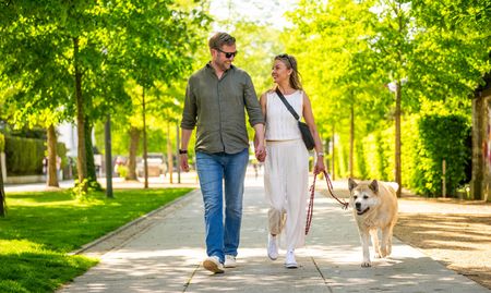 Paar spaziert mit Hund durch Parkanlage in Herford