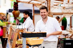 Käseverkäufer auf dem Deutschen Käsemarkt in Nieheim