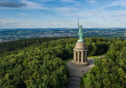 Das Hermannsdenkmal aus der Luft fotografiert. Foto: Teutoburger Wald Tourismus, Dominik Ketz