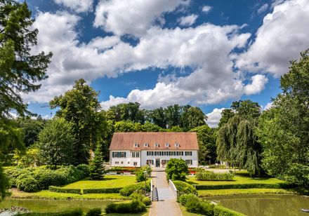 Kurpark Bad Holzhausen mit dem Haus des Gastes