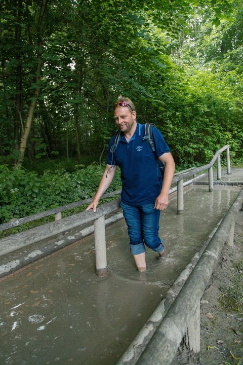 Mann auf Barfußpfad Bad Wünnenberg