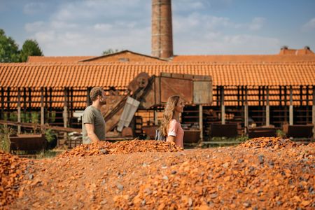 Zwei Personen gehen durch das Ziegeleimuseum Lage
