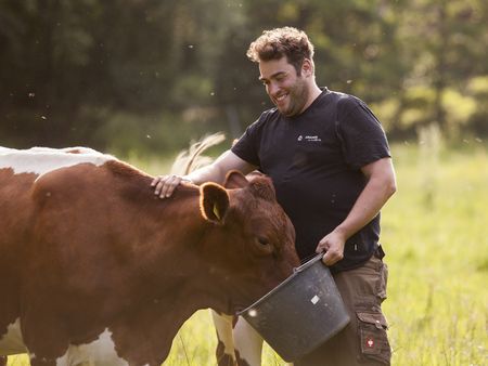 Landwirt mit Kuh vom Biohof Wiehenglück