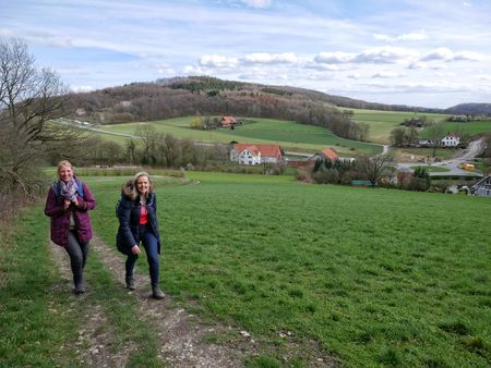 Wanderer laufen bergauf