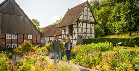 Ausflug im Frühling: Paar geht durch Garten im Freilichtmuseum Detmold