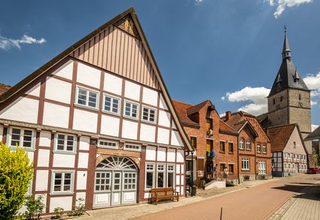 Historischer Stadtkern Nieheim mit Kirchturm, Fachwerkhaus und Backsteingebäude