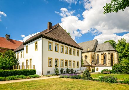 Historische Gebäude: Konventhaus und Kirche der Klosteranlage Clarholz