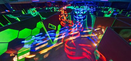 Lasertag in Bad Oeynhausen - bunte Farben im dunklen Raum