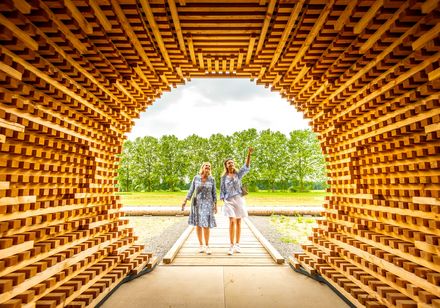 Zwei Frauen vor Holzobjekt im Archäologiepark des ehemaligen Landesgartenschaugeländes in Höxter