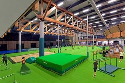 Innenansicht des Ahorn Sportparks mit vielfältigen Sporteinrichtungen und aktiven Menschen.