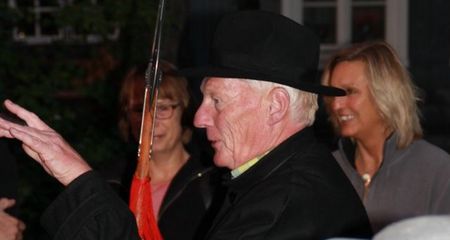 Stadtführer als Nachtwächter verkleidet bei einer Stadtführung