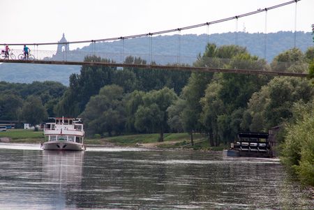 Blick auf die Weser mit Schiffmühle und Fußgängerbrücke