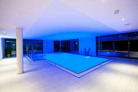 Beleuchteter Pool im Hotel Annelie