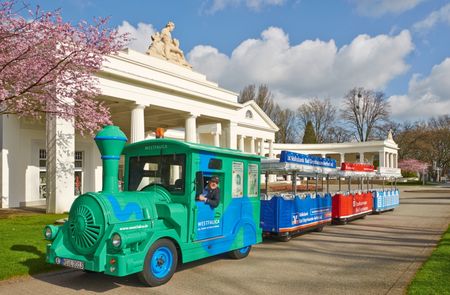 Rundfahrt mit der Touristenbahn Emil