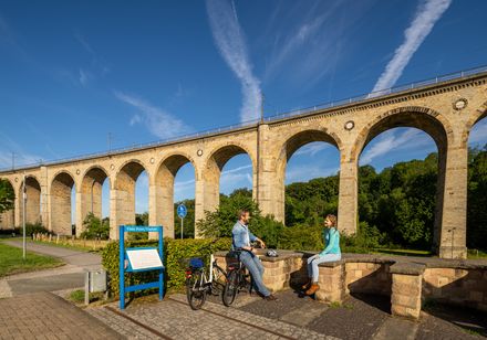 Zwei Personen am Vista Point Altenbeken, im Hintergrund Viadukt