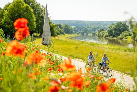 Radfahrerinnen auf dem Weser-Radweg