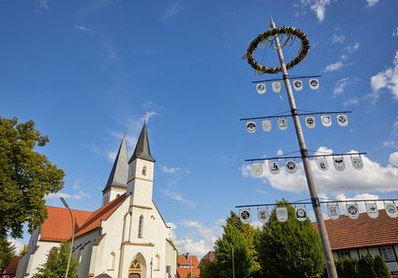 Kirche und Maibaum in Langenberg