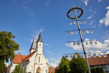 Kirche und Maibaum in Langenberg