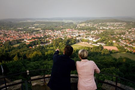 Paar genießt den Blick vom Kaiser Karls Turm auf Bad Driburg