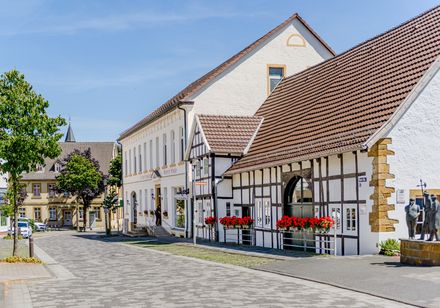 Häuserfassaden mit Fachwerk, links Straße