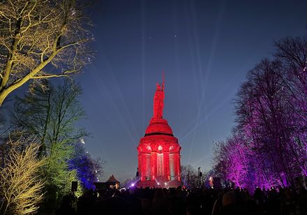 Bunt angestrahltes Hermannsdenkmal